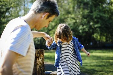 Vater und kleines Mädchen bei einem Spaziergang in der Natur - CUF12177