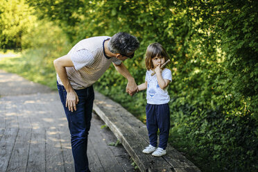 Vater und kleines Mädchen bei einem Spaziergang in der Natur - CUF12179