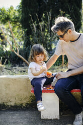 Vater und kleines Mädchen genießen die Orange - CUF12181