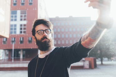 Cooler junger männlicher Hipster macht Smartphone-Selfie in der Stadt - CUF12192