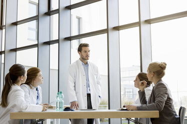 Eine Gruppe von Ärzten bei einem Treffen mit einem Berater - CUF12236