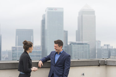 Geschäftsmann und Kollegin treffen sich auf der Dachterrasse eines städtischen Büros, London, UK - CUF12312