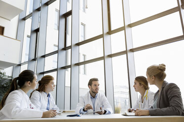 Eine Gruppe von Ärzten bei einem Treffen mit einem Berater - CUF12326