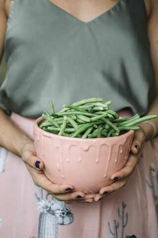 Frau mit Schüssel mit Bohnen, lizenzfreies Stockfoto