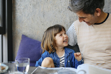 Mädchen lacht mit Vater im Café - CUF12599
