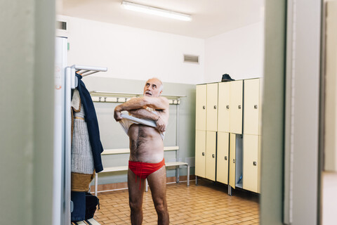 Älterer Mann im Umkleideraum eines Schwimmbads, lizenzfreies Stockfoto