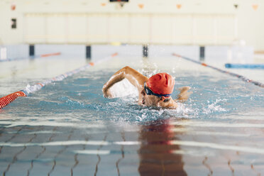 Älterer Mann schwimmt im Schwimmbad - CUF12606