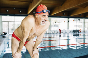 Älterer Mann beugt sich vor und schnappt am Pool nach Luft - CUF12610