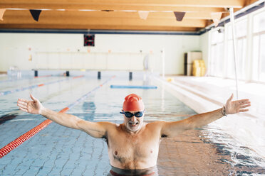 Senior man with open arms in swimming pool - CUF12616