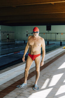 Älterer Mann steht am Swimmingpool - CUF12617