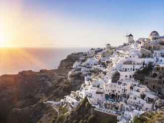 Traditionelles Klippenhaus bei Sonnenuntergang, Athen, Attiki, Griechenland, Europa - CUF12696