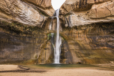 Wasserfall durch Felsformation, Escalante, Utah, USA - CUF12758