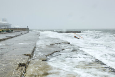 Plätschernde Wellen auf Betonstufen, Odessa, Oblast Odessa, Ukraine, Europa - CUF12812