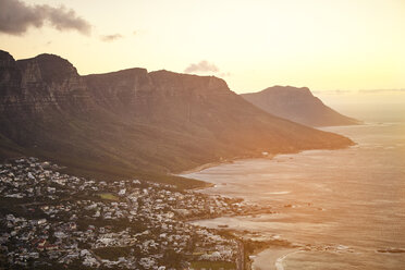Blick vom Lions Head Mountain auf Camps Bay, Westkap, Kapstadt, Südafrika, Afrika - CUF12823