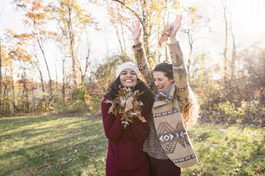 Zwei junge Frauen mit Herbstblättern - ISF02103