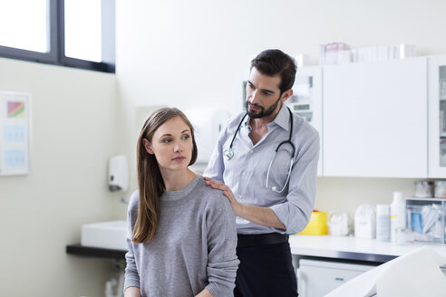 Arzt, der einen Patienten mit Stethoskop untersucht - CUF12906