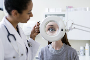 Arzt macht Augentest mit Patient - CUF12907