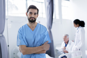 Porträt eines Arztes im Krankenhaus mit Blick in die Kamera - CUF12925