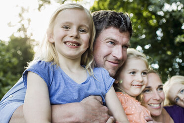 Porträt von Eltern und drei kleinen Töchtern im Park - CUF12955