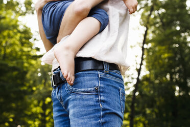 Ausgeschnittene Aufnahme einer mittelgroßen erwachsenen Frau mit ihrer Tochter im Park - CUF12974