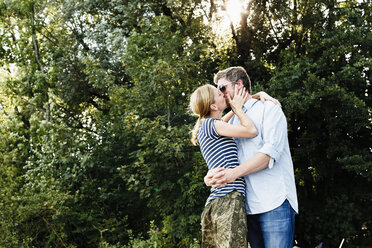 Leidenschaftlicher Kuss eines Paares im Park - CUF12985