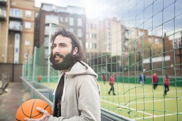 Mittlerer Erwachsener Mann hält Basketball - CUF13058