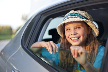 Mädchen mit Hut schaut durch ein offenes Autofenster, lächelnd - CUF13101