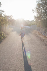 Mädchen, das auf einem Feldweg spazieren geht, Ostuni, Apulien, Italien - CUF13106
