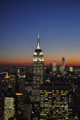 Erhöhte Ansicht des Empire State Building bei Nacht, New York City, USA - CUF13120