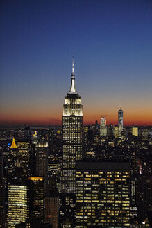 Erhöhte Ansicht des Empire State Building bei Nacht, New York City, USA - CUF13120