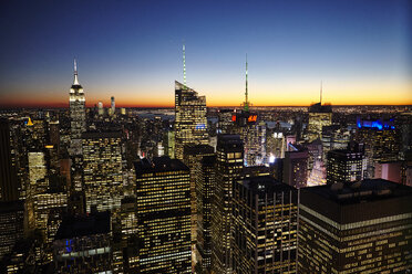 Erhöhte Ansicht der nächtlichen Skyline mit Empire State Building, New York City, USA - CUF13121