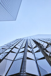 Niedriger Blickwinkel auf das One World Trade Center und blauer Himmel, New York City, USA - CUF13122
