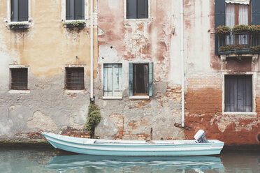 Boot am Kanal, Venedig, Italien - CUF13124
