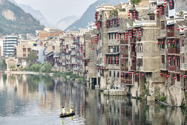 Stadtbild am Wasser, Zhenyuan, Guizhou, China - CUF13128