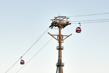 Seilbahnen vor blauem Himmel, Harbin, Heilongjiang, China - CUF13132