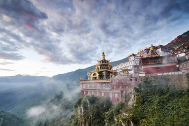 Katok-Kloster im Morgennebel, Baiyu, Sichuan, China - CUF13139