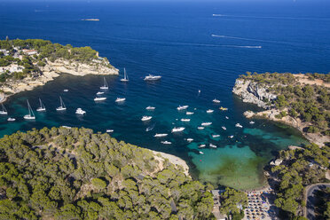 Blick von oben auf Yachten vor Anker in einer Küstenbucht, Mallorca, Spanien - CUF13147