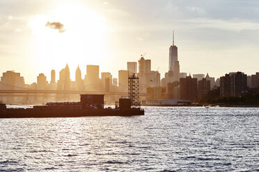 Blick auf den East River und das One World Trade Centre, New York City, USA - CUF13156