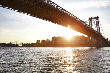 Blick auf den East River und die Williamsburg Bridge, New York City, USA - CUF13157