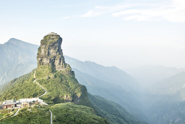 Blick von oben auf die Felsformation des Berges Fanjing und die neblige Landschaft, Jiangkou, Guizhou, China - CUF13161