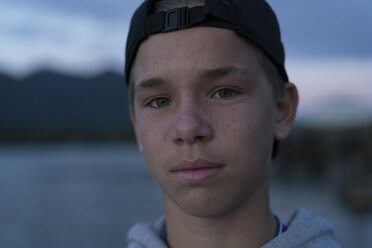 Porträt eines Teenagers, der in die Kamera schaut, Pacific Rim National Park, Vancouver Island, Kanada - ISF02166