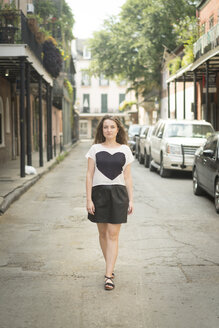 Frau auf der Straße, Französisches Viertel, New Orleans, Louisiana, USA - ISF02181