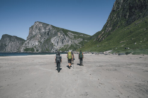 Norway, Lofoten, Moskenesoy, Young men hiking to Kvavika Beach - GUSF00769