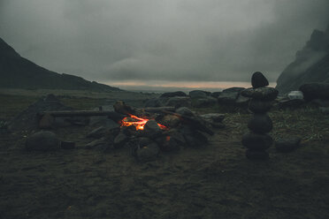 Norwegen, Lofoten, Moskenesoy, Lagerfeuer am Bunes Strand - GUSF00778