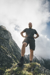 Norwegen, Lofoten, Moskenesoy, Junger Mann beim Wandern in den Bergen - GUSF00779