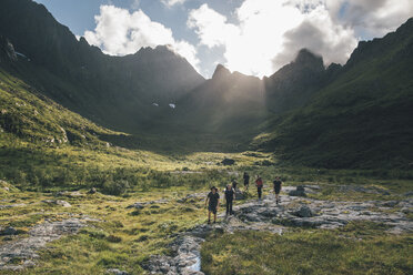 Norwegen, Lofoten, Junge Männer beim Wandern in Moskenesoy - GUSF00781