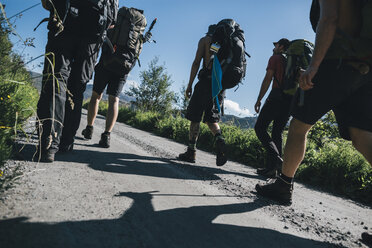 Norwegen, Lofoten, Moskenesoy, Junge Männer wandern auf dem Weg zum Selfjord - GUSF00785