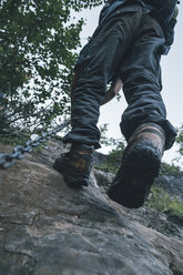 Norwegen, Lofoten, Moskenesoy, Junger Mann beim Wandern in den Bergen - GUSF00788