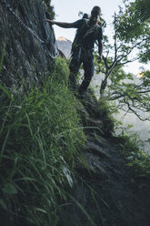 Norwegen, Lofoten, Moskenesoy, Junger Mann beim Wandern in den Bergen - GUSF00789