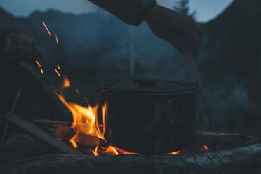 Norway, Lofoten, Moskenesoy, Food cooking on camp fire - GUSF00793